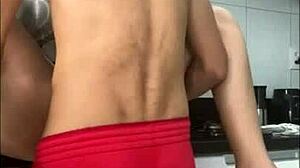 Boss baise la bonne brésilienne dur dans la cuisine