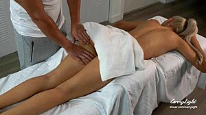 家庭按摩师猛烈肛交顽皮少女18+，Carrylight的意外业余猛操！