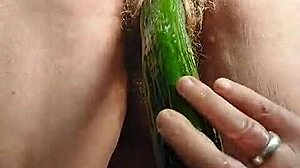 Vecchia nonna tedesca si infila un cetriolo nella figa pelosa da sola.