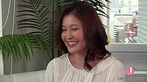 Σεξουαλικά αστεία στη μεγάλοστήθη γυναίκα στο αντρικό αισθητικό σαλόνι με έκαναν να γελάω! 😂