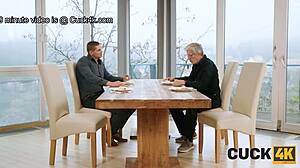 Някога се чудил как косматата путка на омъжена милф посреща приятеля на мъжа й докато той гледа?