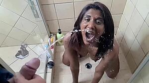 Indiai lány vesz fehér faszt arcra pisáló jelenetben lassított POV-val zuhanyban