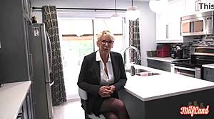 Хей, Бианка, искаш ли да покажеш тези зрели криви форми?