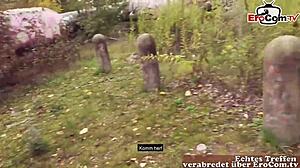 Suhonjava blondinska nemška MILF dobi jebano na javnem sextreffnu na ulici