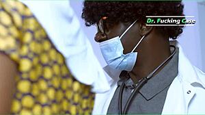 Van dužnosti muslimanska sestra dobija obrijanu pičku probušenu od doktora dok je muž ne uhvati