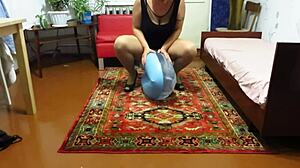 Milf looner plaj çemberini şişiriyor vahşi fetiş eğlencesi için