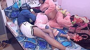 Έγκυος γυναίκα και θετή αδερφή γαμούνται σε desi threesome