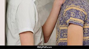 جولة منزل توينك تتحول إلى جلسة جنس بدون واقي ملحمية