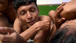 भारतीय सौतेली माँ स्थानीय लड़कों के साथ वाइल्ड फैमिली ग्रुप सेक्स के लिए सौतेली बेटी शेयर करती है