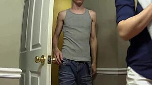 Палаво училищно момиче 18+ Фифи Фокс се наказва в гаража за подчиненото си фетиш поведение. Нейната блондинка шемейл учителка поема контрол.