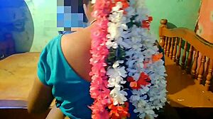 Tamil Jasmine teta stláča svoje veľké prsia pevne