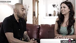 Streaming sex fierbinte în doggystyle în fața prietenilor cu cereri sălbatice, atât de nebun! 😜