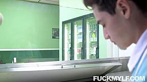 Velike sise MILF POV pustolovščina se odvija