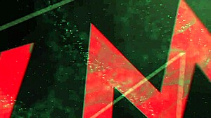 Йоргелис Карильо помага на доведения си брат в горещ душов сцена