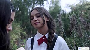 प्रिंसिपल की सीक्रेट लेस्बियन सौतेली बेटी अपने कॉलेज क्रश को स्टॉक करती है