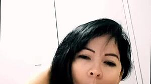 surpresa total! sobrinha de 18 chupando escondido na cama enquanto a esposa n�o est� e leva gozada na boca