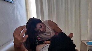 mira como esta latina joven chupa rico su verga grande homemade sexy