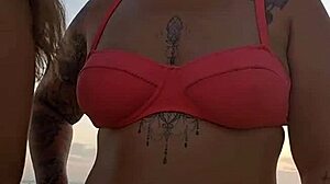 Procurando macho na praia pra socar bem gostoso no nosso cu - achamos um virgem pra milf!