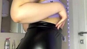 omg check this pink wet pussy fingering in leather so close up juicy 😍🔥💦