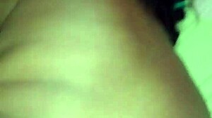 cogida que le doy a mi esposa en cuatro le meto todo mi guevo