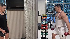 Tesao na academia horny in the gym