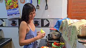 esperaba a mi ex novio y llego mi ex suegro follandome en cocina
