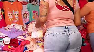 Culazo in tight jeans shows off curves
