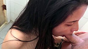 novia infiel folla con desconocido en baño publico