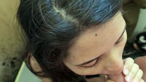novia infiel folla con desconocido en baño publico