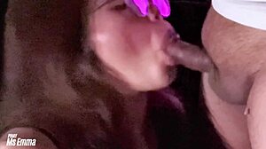 Ibu tiri selingkuh yang mesum berlutut untuk throat fuck kasar dan menelan sperma kentalnya seperti pelacur rakus