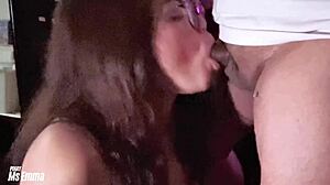 Ibu tiri selingkuh yang mesum berlutut untuk throat fuck kasar dan menelan sperma kentalnya seperti pelacur rakus