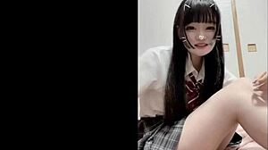Japonesa en traje sexy para ti