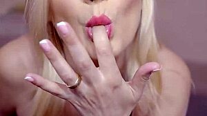 Hot babe gets fingered during solo play