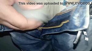 Pantalones orinados con pañal de tela y dos deliciosos orgasmos con pajita de noche lluviosa