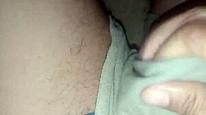 Pantalones orinados con pañal de tela y dos deliciosos orgasmos con pajita de noche lluviosa