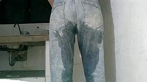 Pantalones orinados con pañal de tela y dos deliciosos orgasmos con pajita de noche lluviosa