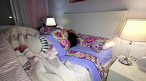 Comparto cama con mi suegra terminamos cogiendo y me corro dentro de ella