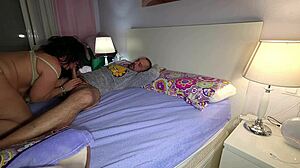 Comparto cama con mi suegra terminamos cogiendo y me corro dentro de ella
