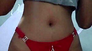 puta flaca en hilo rojo se mete dedos