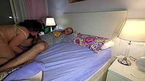 Comparto cama con mi suegra terminamos cogiendo y me corro dentro de ella