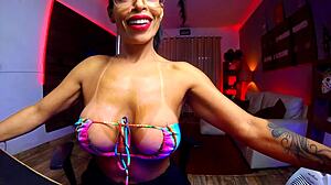 Morena se trocando na frente da lente como se n�o soubesse que voc� olha