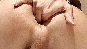 Metiendome varios dedos en mi culo a cuatro patas