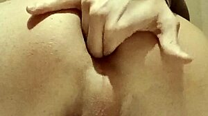 Metiendome varios dedos en mi culo a cuatro patas