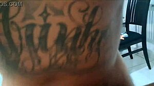 Filmei o tatuado gostoso gozando no meu bucetão