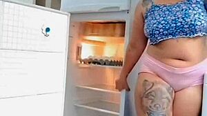 Coloquei um mini shorts e fui me exibir na internet s� n�o gozou quem n�o quis