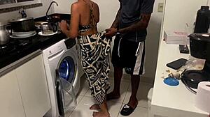 Casada gostosa chamou vizinho pra ajudar e acabou dando pra ele