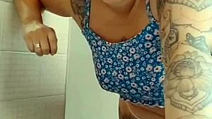 Coloquei um mini shorts e fui me exibir na internet s� n�o gozou quem n�o quis