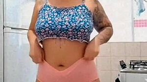 Coloquei um mini shorts e fui me exibir na internet s� n�o gozou quem n�o quis