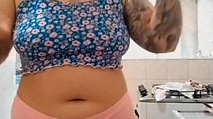 Coloquei um mini shorts e fui me exibir na internet s� n�o gozou quem n�o quis