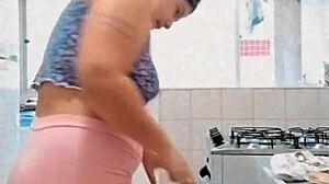 Coloquei um mini shorts e fui me exibir na internet s� n�o gozou quem n�o quis